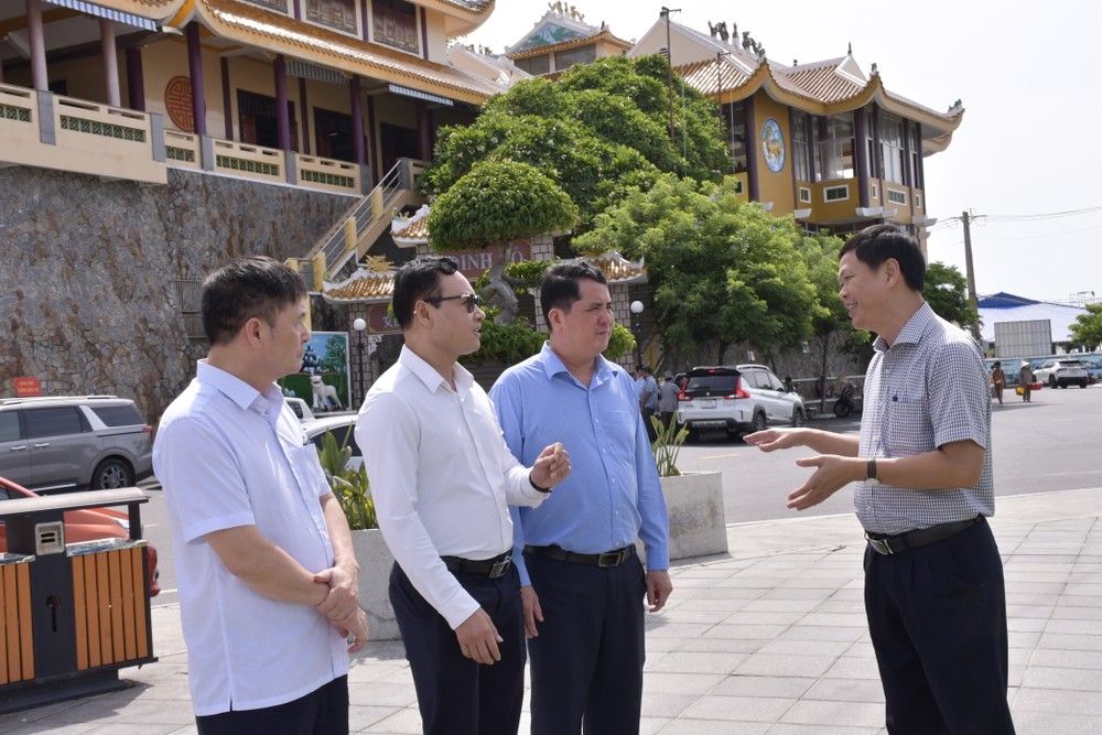 Đoàn công tác trao đổi khi khảo sát thực tế tại xã Long Hải. Ảnh: TRÚC GIANG _DSC3144.jpeg