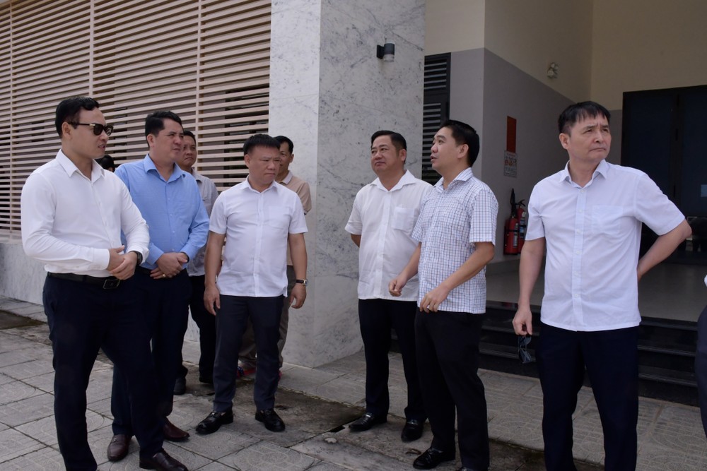 Đoàn công tác trao đổi với lãnh đạo xã Long Điền tại Công viên Di tích lịch sử - văn hóa Bàu Thành. Ảnh: TRÚC GIANG _DSC3203.jpeg