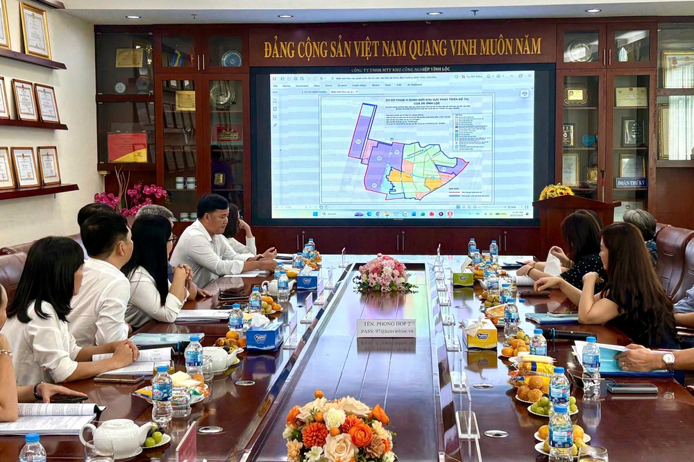 Đoàn khảo sát tại Khu công nghiệp Vĩnh Lộc, xã Vĩnh Lộc. Ảnh: SONG MAI KHẢO SÁT.jpg