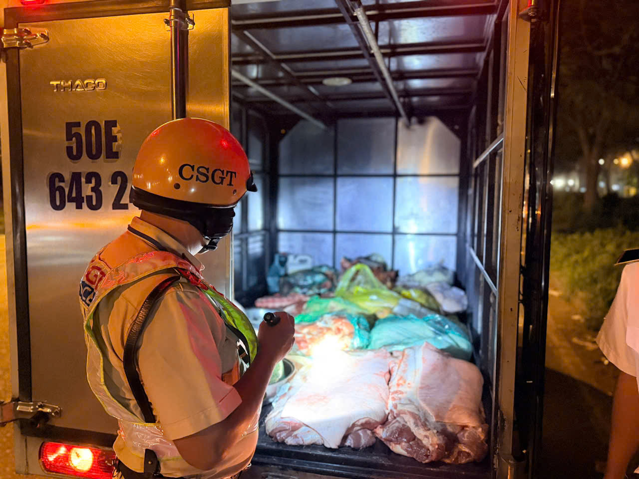 CSGT phát hiện 3 ô tô chở thịt không có giấy kiểm dịch tại cửa ngõ TP.HCM- Ảnh 2.