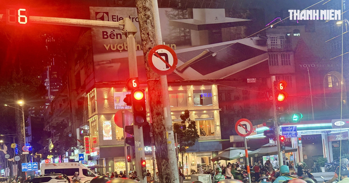 Giao lộ TP.HCM: Đèn cho xe máy rẽ phải bật sáng, xe làn ngoài có được rẽ?
