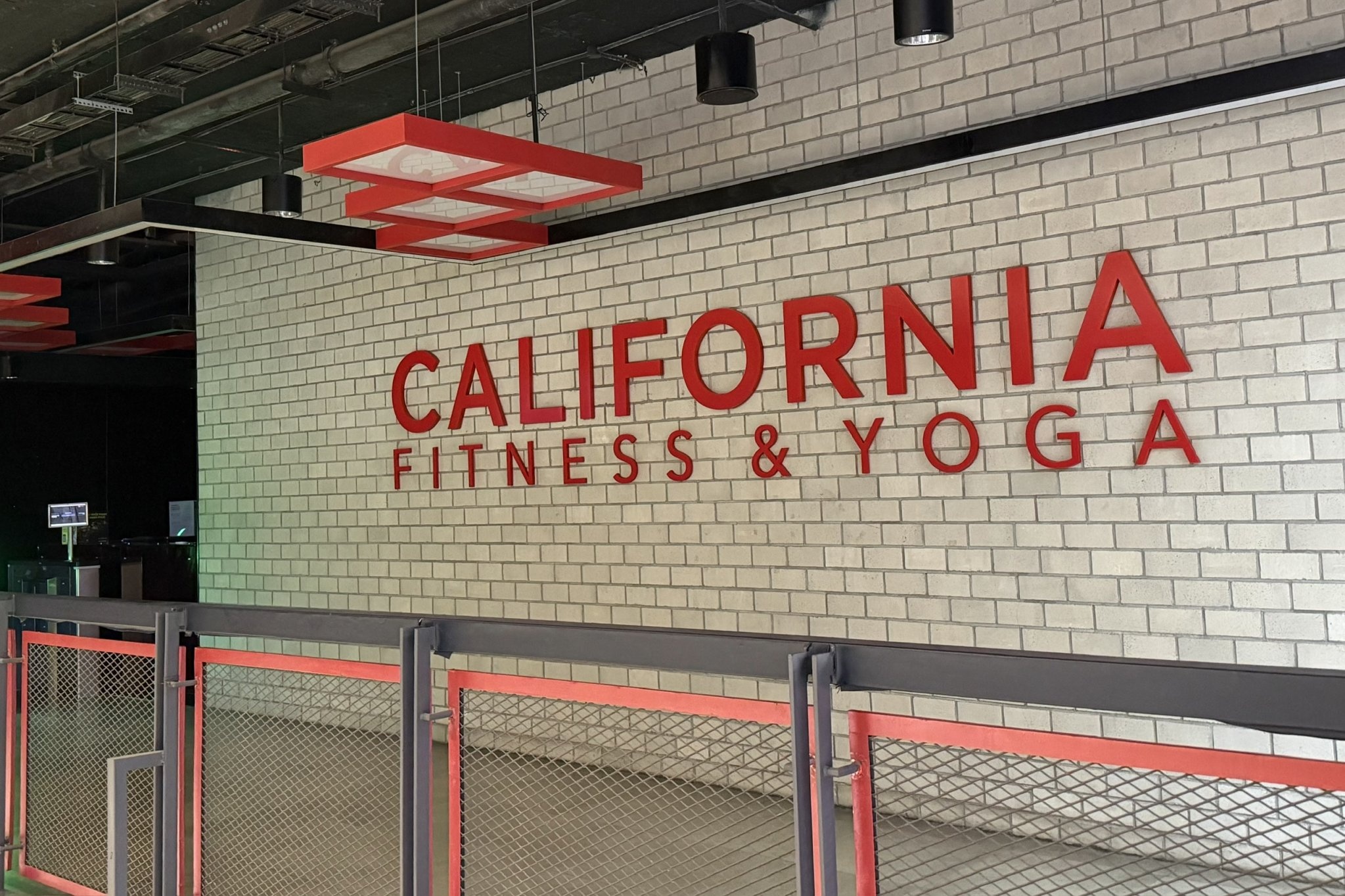 Chỉ trong 2 ngày, California thông báo tạm ngưng gần 10 chi nhánh