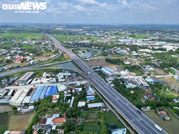 Đoạn tuyến đi qua Tây Ninh dài 6,8km, có tổng vốn đầu tư hơn 4.200 tỷ đồng, giữ vai trò kết nối giao thông giữa miền Tây và Đông Nam Bộ. Trong ảnh là tuyến đường xuyên qua cánh đồng lúa tại xã Lương Hòa, Tây Ninh.