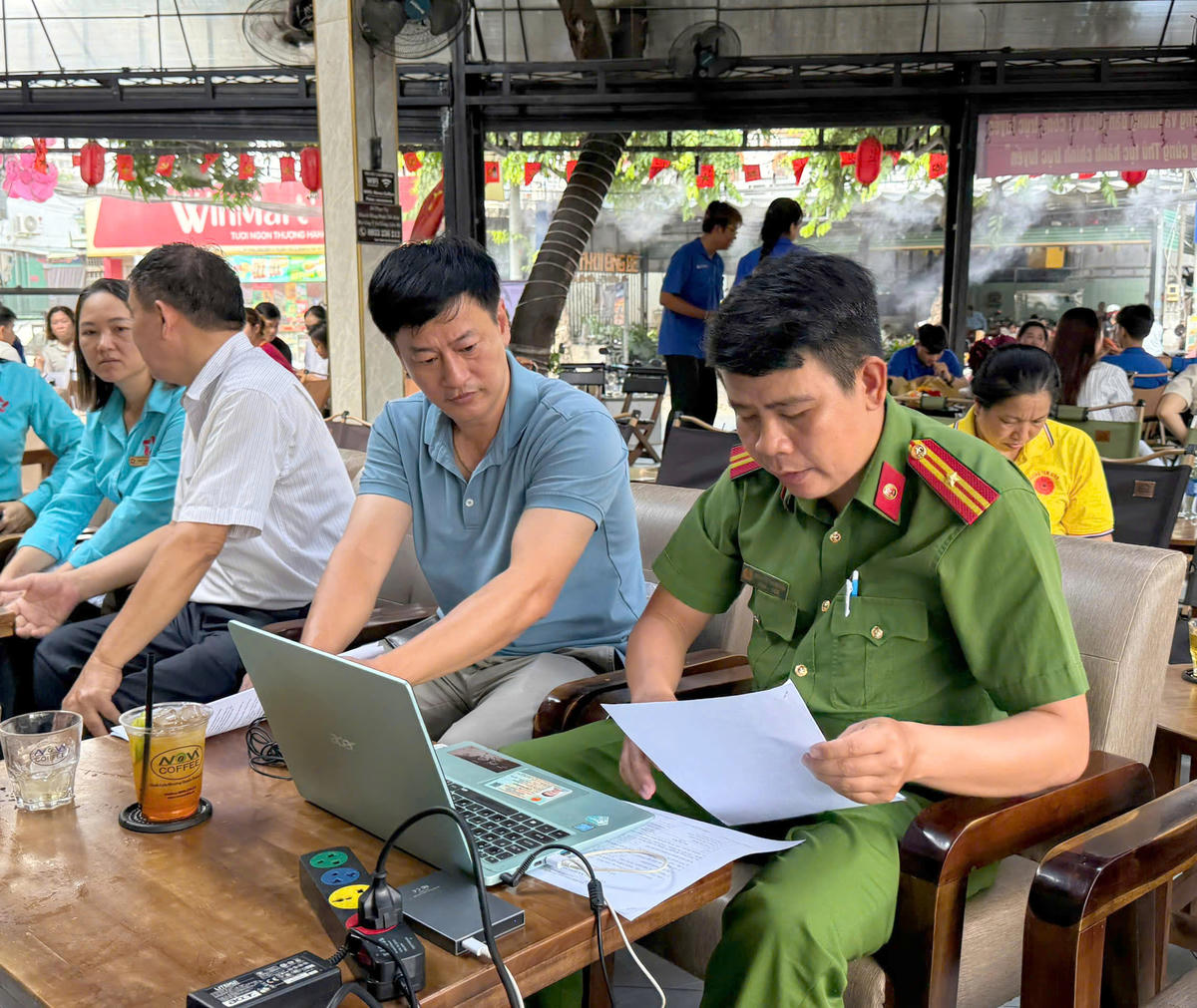 Cán bộ phường Tam Bình (TPHCM) đối thoại với người dân thông qua mô hình “Cà phê sáng cùng thủ tục hành chính trực tuyến”. Ảnh: H.Phúc</p> <p>.