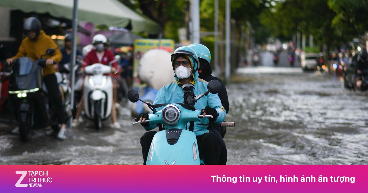 Triều cường TP.HCM vượt báo động 3, đề phòng ngập giờ tan tầm