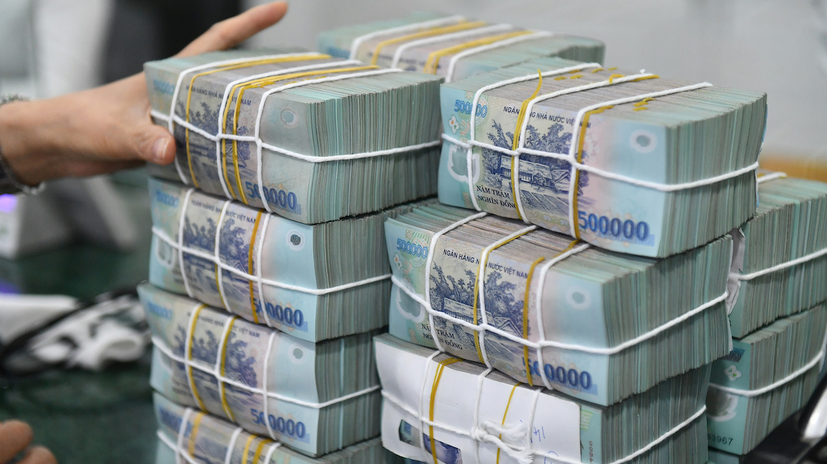 Ngân hàng ưu ái người gửi online, lãi suất cao hơn gửi tại quầy - Ảnh 1.