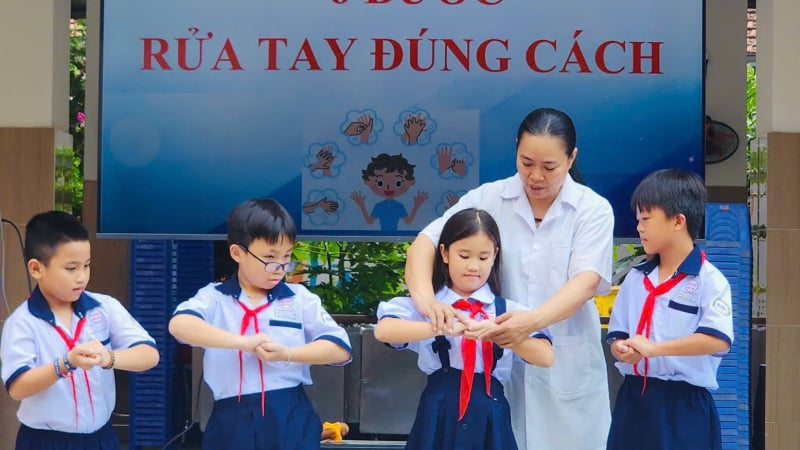 Trường học ở TP.HCM khử khuẩn, kiểm tra sức khỏe học sinh, siết chặt phòng bệnh não mô cầu