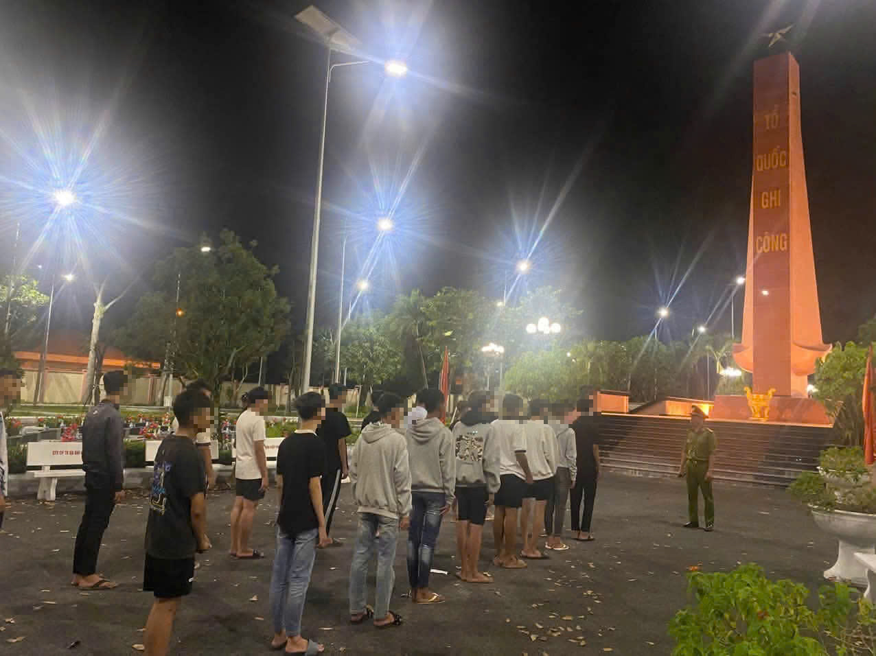 TP.HCM: Công an ngăn 20 thiếu niên chuẩn bị đánh nhau, đưa đi chăm sóc nghĩa trang liệt sĩ - Ảnh 3.