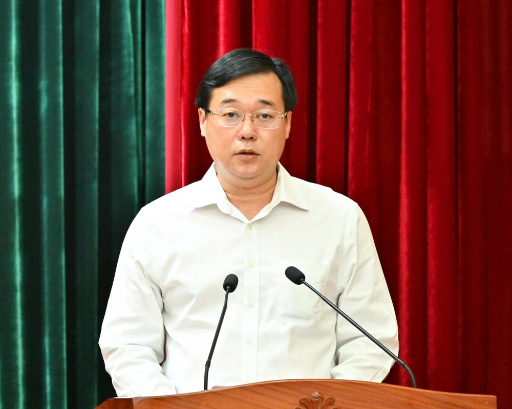 Phó Bí thư Thường trực Thành ủy TPHCM Lê Quốc Phong báo cáo với đoàn công tác. Ảnh: VIỆT DŨNG 1793176036658_5842312963394305847_5842312963394305847_6324a6bf008a8a59a6bfa73488cd69b1.jpg