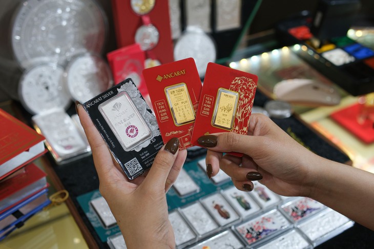 Thông tin báo chí 28/10: Chiều nay, triều cường đạt đỉnh mưa lớn trở lại, nguy cơ ngập nặng nhiều nơi; Giá vàng bạc giảm liên tục, nhà đầu tư lỗ nặng