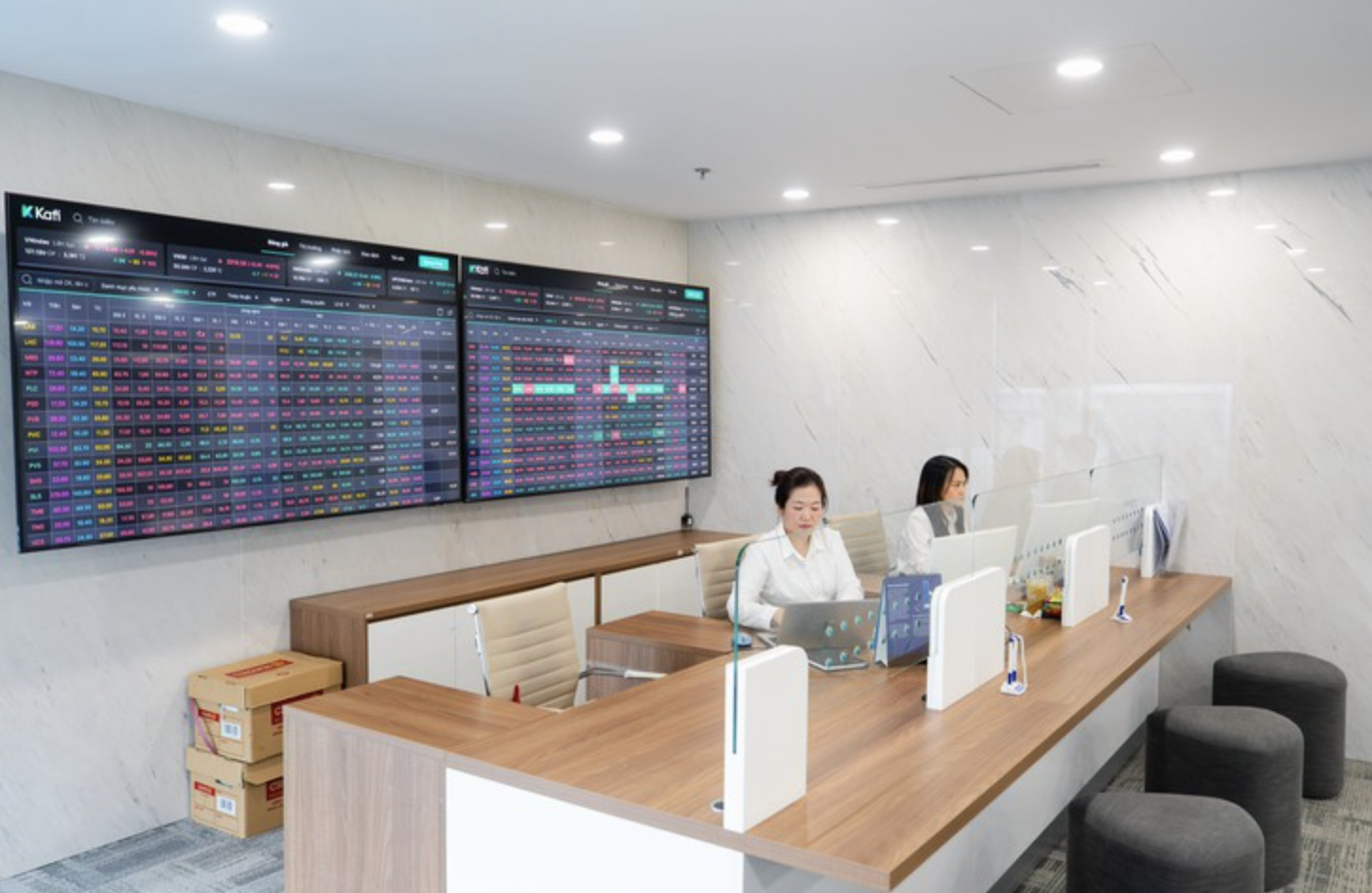 Phố Wall đi lên khi Fed giữ nguyên lãi suất, Thế Giới Di Động lập kỷ lục mới
