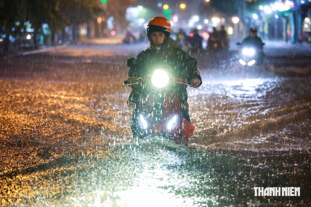 Chiều nay, triều cường đạt đỉnh mưa lớn trở lại, nguy cơ ngập nặng nhiều nơi- Ảnh 1.