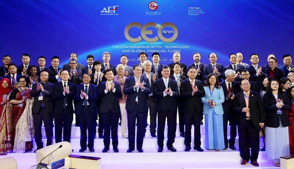 Các đại biểu trong nước và quốc tế chụp ảnh lưu niệm tại Diễn đàn Kinh tế Mùa thu 2026. Ảnh: HÙNG - TRIỀU
