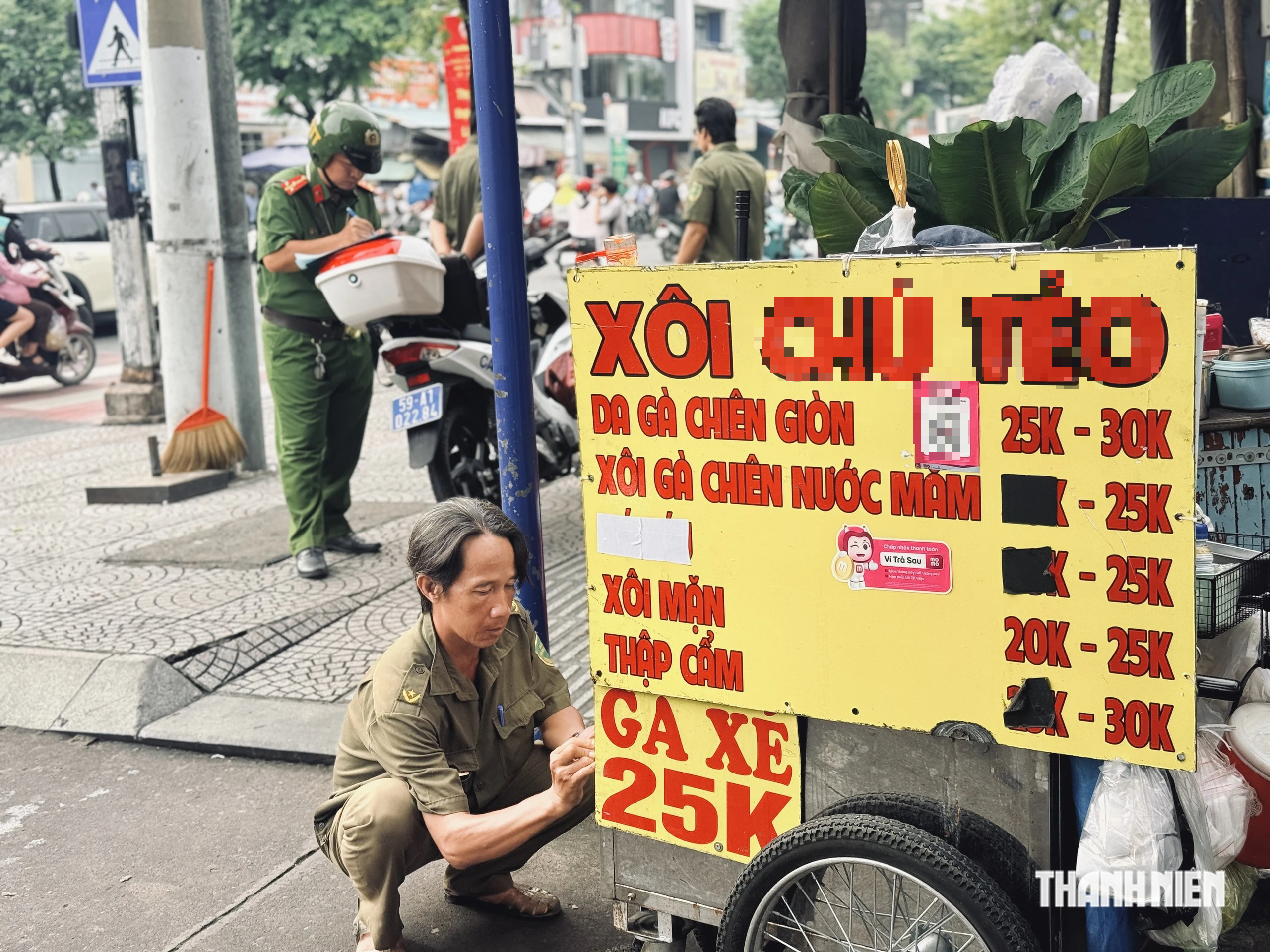 Vì sao cổng trường ở TP.HCM vẫn kẹt cứng dù có lực lượng phân luồng?- Ảnh 7.