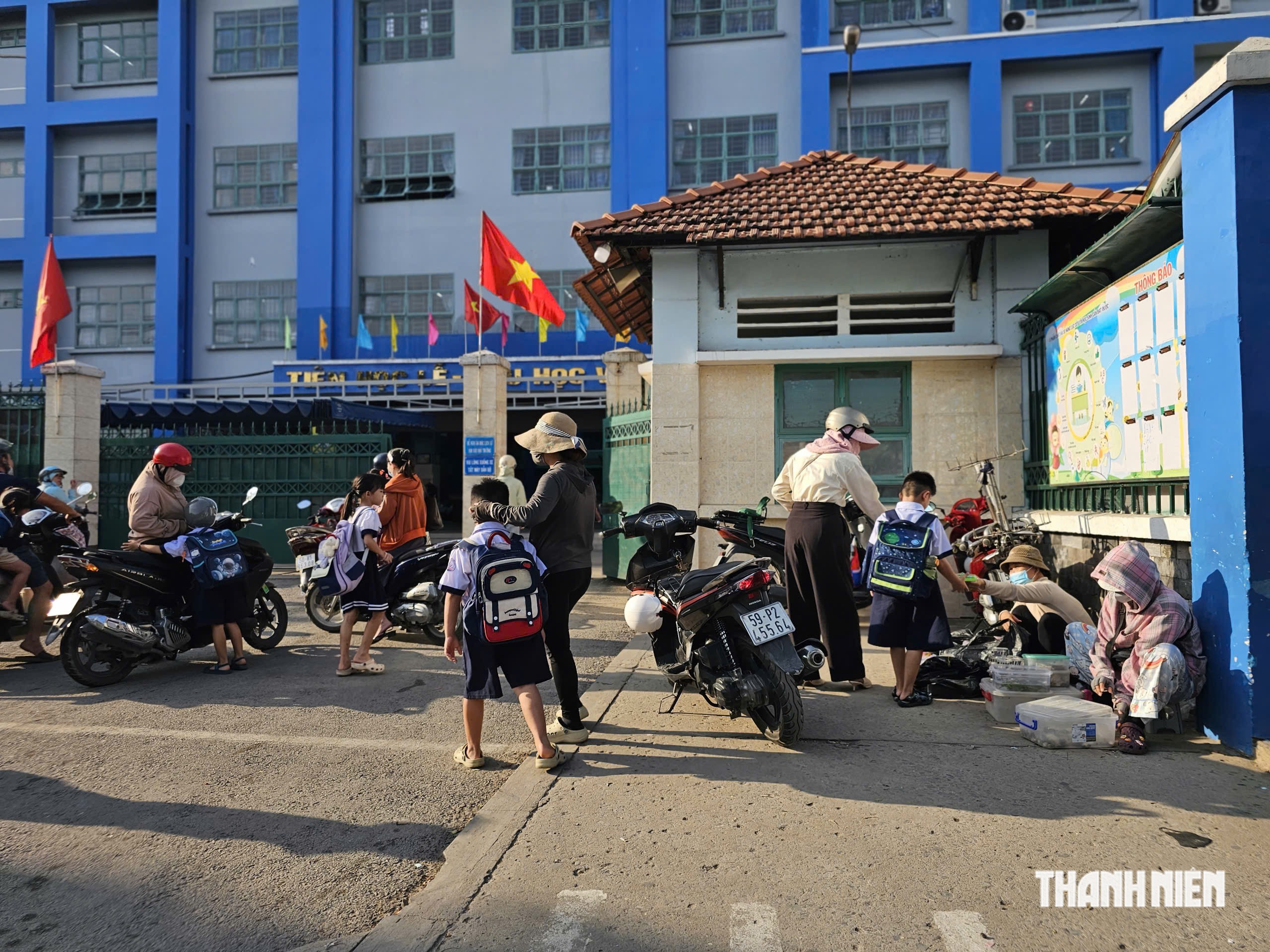 Vì sao cổng trường ở TP.HCM vẫn kẹt cứng dù có lực lượng phân luồng?- Ảnh 6.