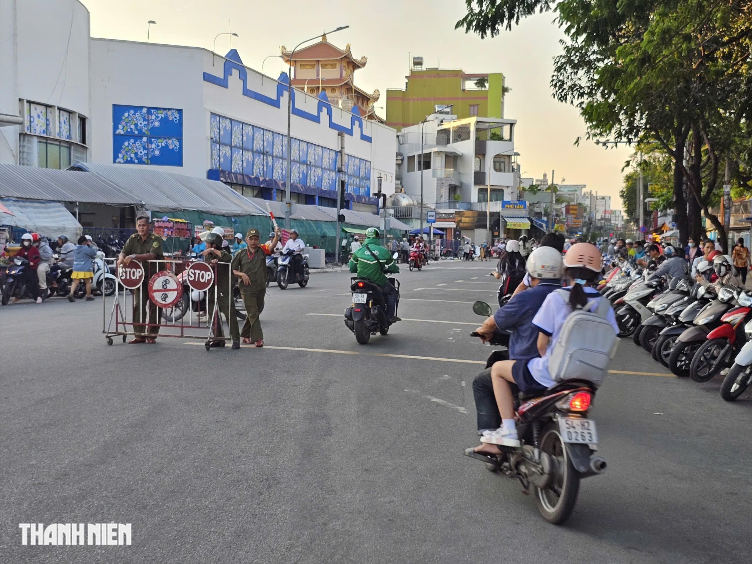 Vì sao cổng trường ở TP.HCM vẫn kẹt cứng dù có lực lượng phân luồng?- Ảnh 2.