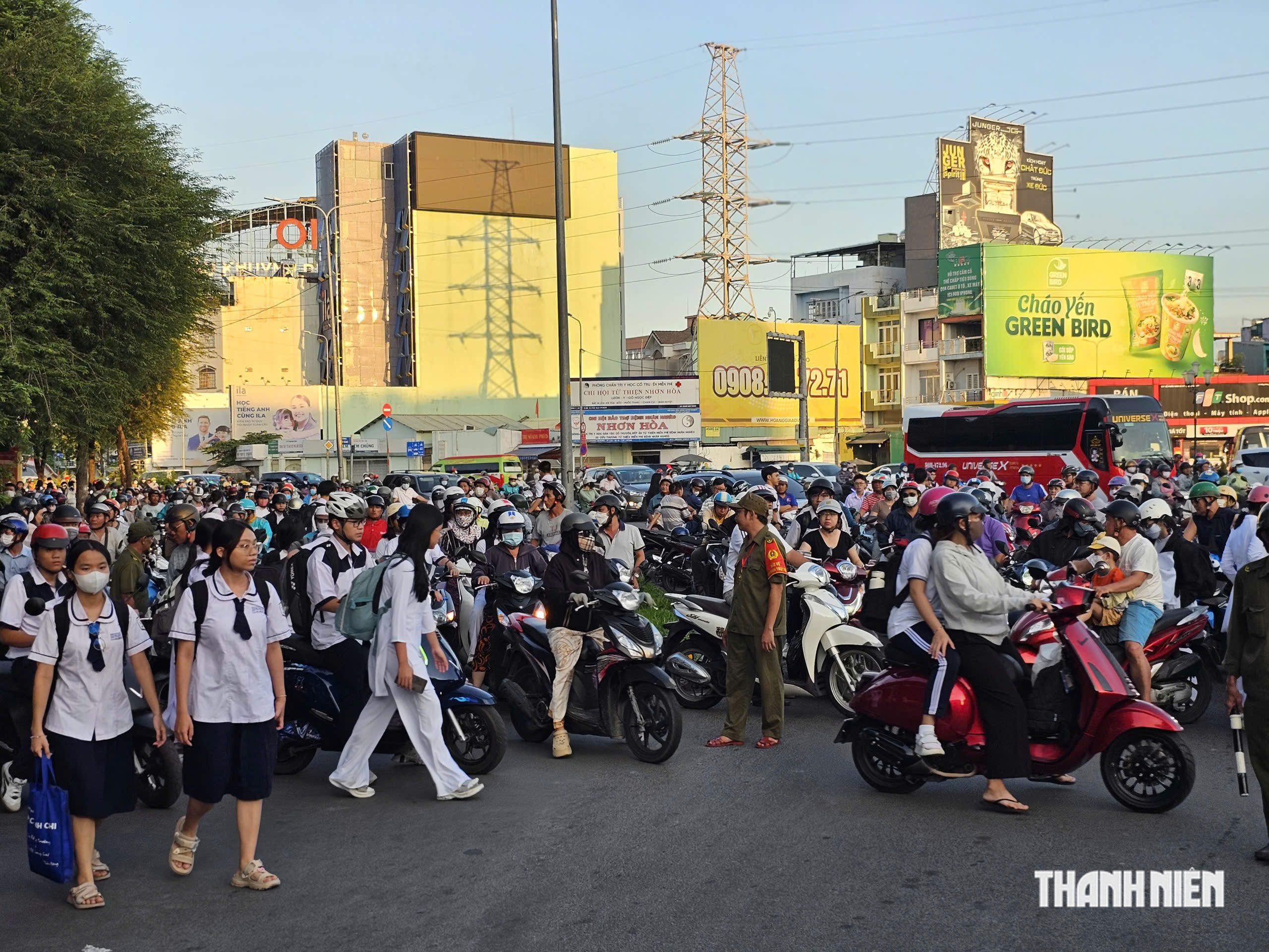 Vì sao cổng trường ở TP.HCM vẫn kẹt cứng dù có lực lượng phân luồng?- Ảnh 3.