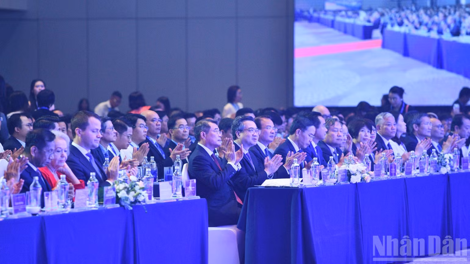 Thủ tướng Lê Minh Hưng cùng các đồng chí lãnh đạo, các đại biểu tham dự Diễn đàn. (Ảnh: THANH GIANG) ndo_br_c0959551-be3c-4ae1-aba3-a4d1ba75edb7-1-201-a-385.jpg