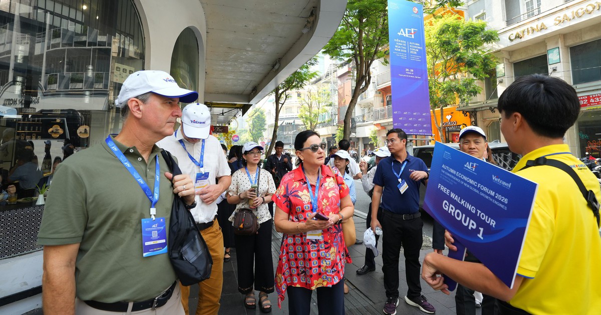 Chính khách, chuyên gia quốc tế trải nghiệm nhịp sống TP.HCM qua tour đi bộ