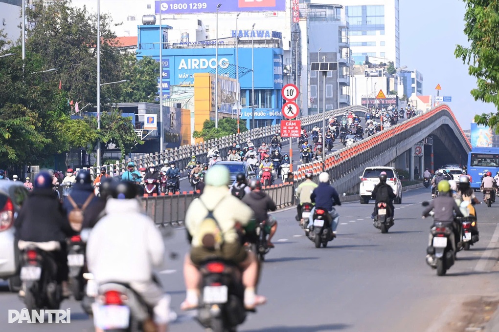 Ngày đầu điều chỉnh giao thông, cửa ngõ sân bay Tân Sơn Nhất thông thoáng - 2