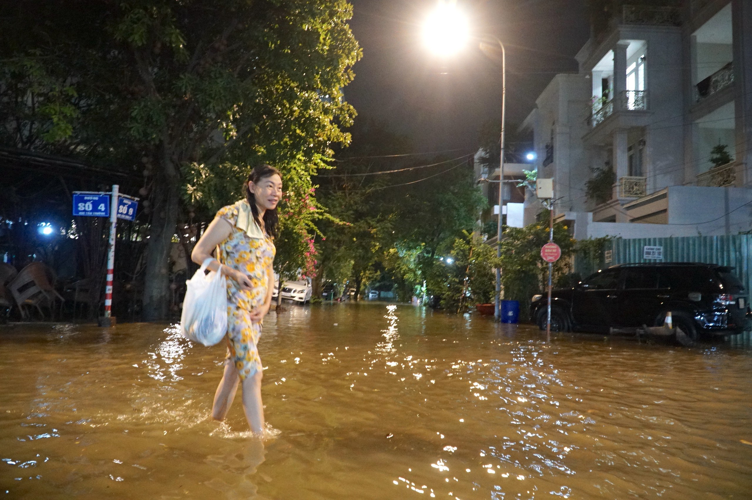 Triều cường bao vây nhiều khu dân cư cao cấp ở TP.HCM, người dân lội nước về nhà- Ảnh 9.