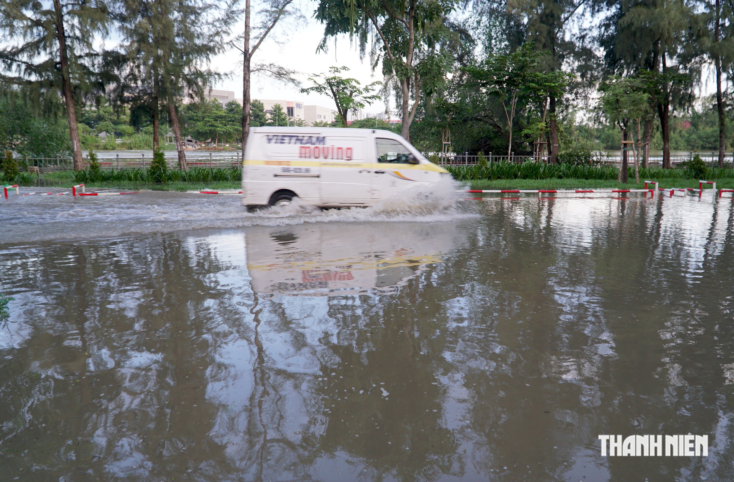 Triều cường bao vây nhiều khu dân cư cao cấp ở TP.HCM, người dân lội nước về nhà- Ảnh 2.