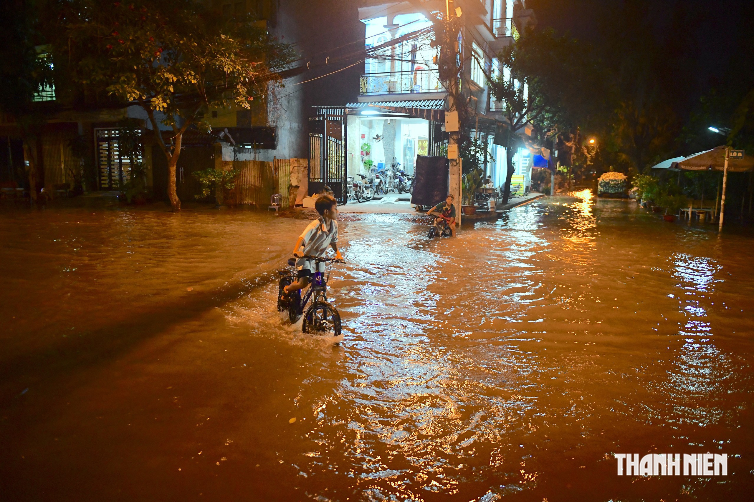 Triều cường bao vây nhiều khu dân cư cao cấp ở TP.HCM, người dân lội nước về nhà- Ảnh 5.
