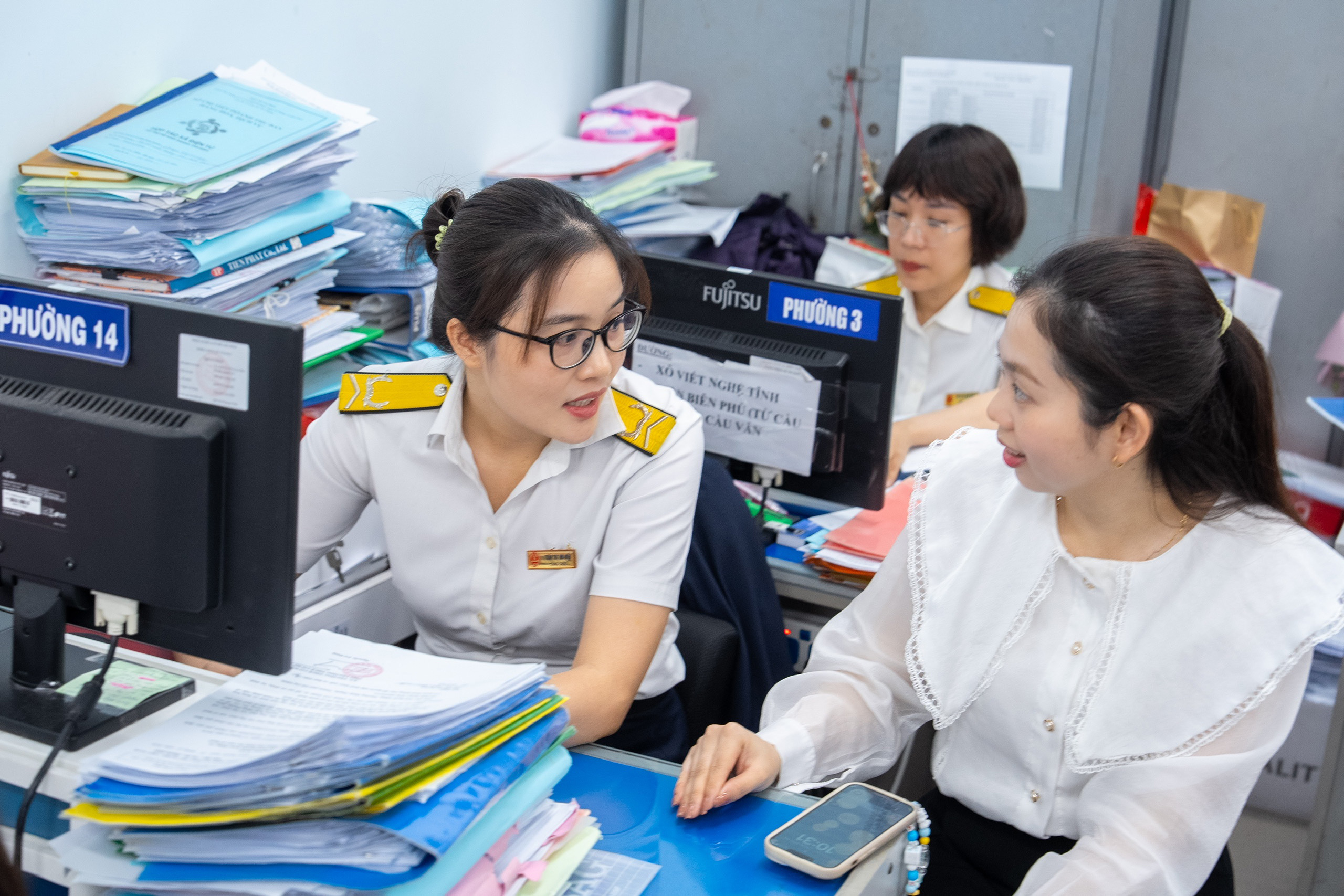 Chính thức giảm 30% thuế cho doanh nghiệp, hộ và cá nhân kinh doanh - Ảnh 1.