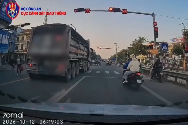 Cục CSGT đưa lý do tài xế vẫn bị phạt 20 triệu dù đã dừng đèn đỏ